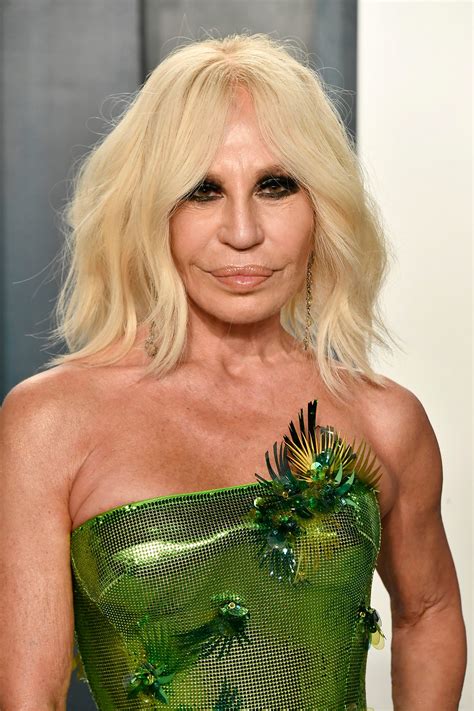 Taglio capelli donna 60 anni, scalato come Donatella Versace